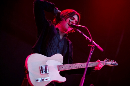 Conor Oberst mit Gitarre in der Wiener Arena